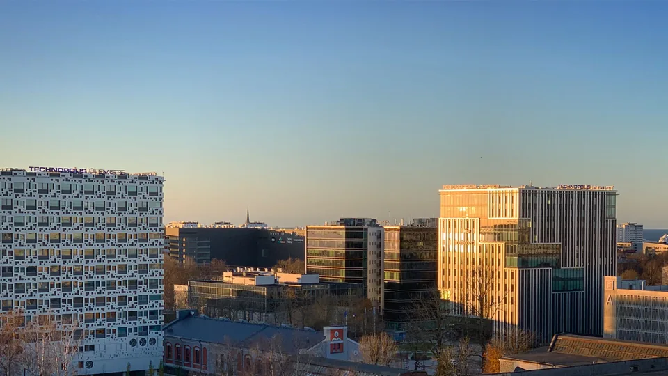 Tallinna Ülemiste ärilinnaku hooned päikesevalguses